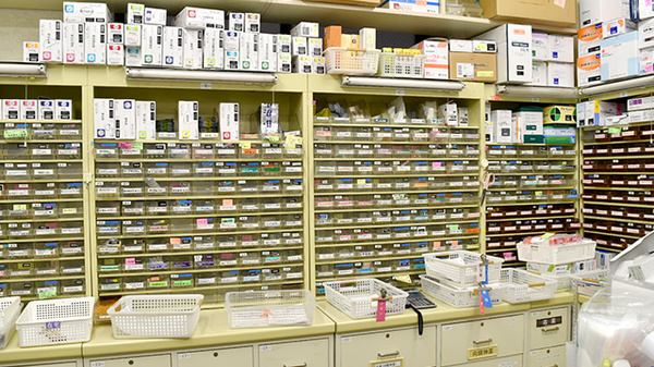 フクシ調剤薬局の薬棚