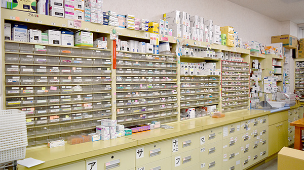 フクシ蘇我薬局の薬棚