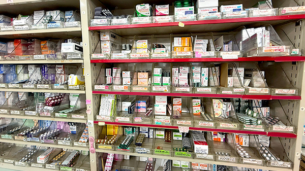 トップ調剤薬局の薬棚
