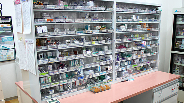 コスモ調剤薬局　大町店の薬棚