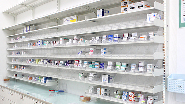 セキ薬局　脚折町店の薬棚