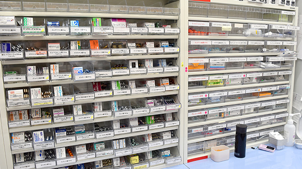 青空薬局　今伊勢店の薬棚