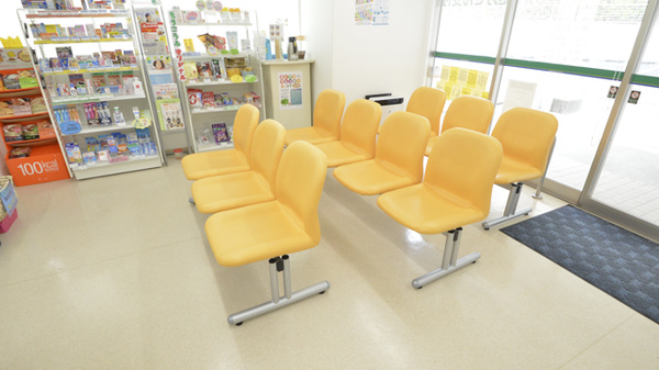 そうごう薬局　延岡緑ヶ丘店の待合スペース
