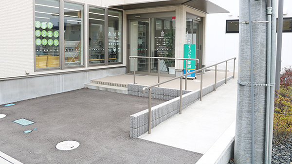 そうごう薬局　越谷レイクタウン店の入口