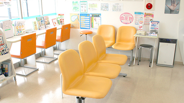 そうごう薬局　高田駅前店の待合スペース