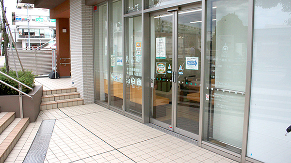そうごう薬局　梶が谷店の入口