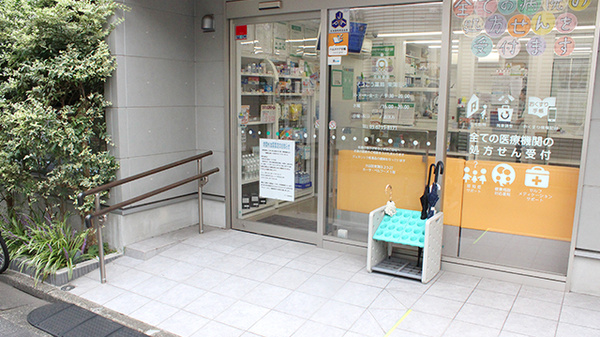 そうごう薬局　東蒲田店の入口