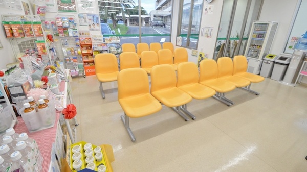 そうごう薬局　新田原調剤センター店の待合スペース