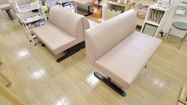 そうごう薬局　青葉町店の待合スペース