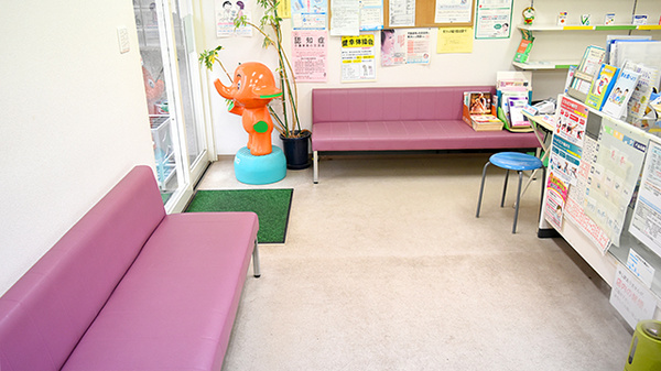 とおやま薬局　さくら坂店の待合スペース