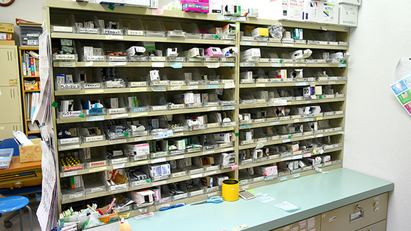 とおやま薬局　さくら坂店の薬棚