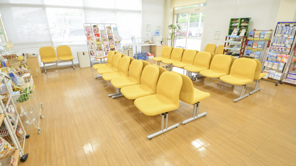 そうごう薬局　池内店の待合スペース