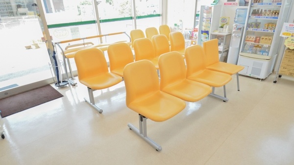 そうごう薬局　諫早小野町店の待合スペース