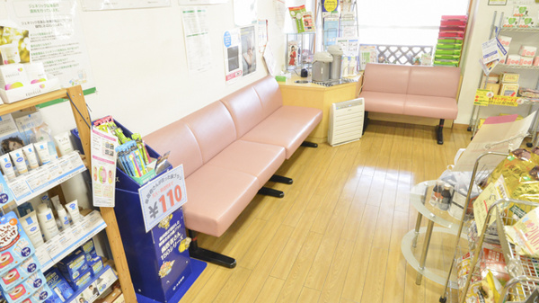 そうごう薬局　いづはら田渕店の待合スペース