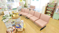 そうごう薬局　いづはら東里店の待合スペース