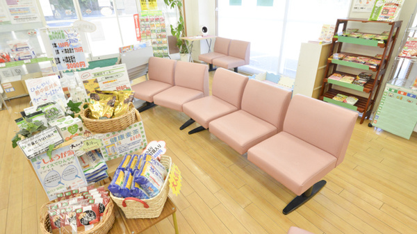 そうごう薬局　いづはら東里店の待合スペース