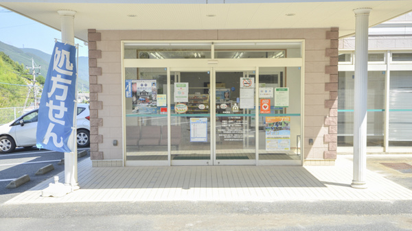 そうごう薬局　いづはら東里店の入口