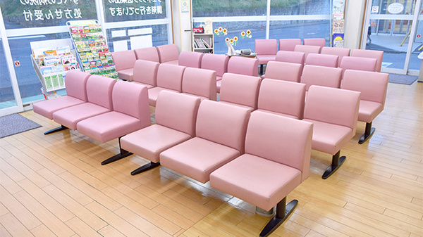 そうごう薬局　井野台店の待合スペース