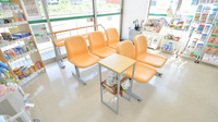 そうごう薬局　えびの店の待合スペース