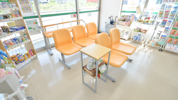 そうごう薬局　えびの店の待合スペース