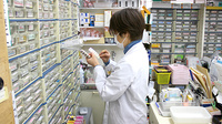 小豆畑薬局の作業風景