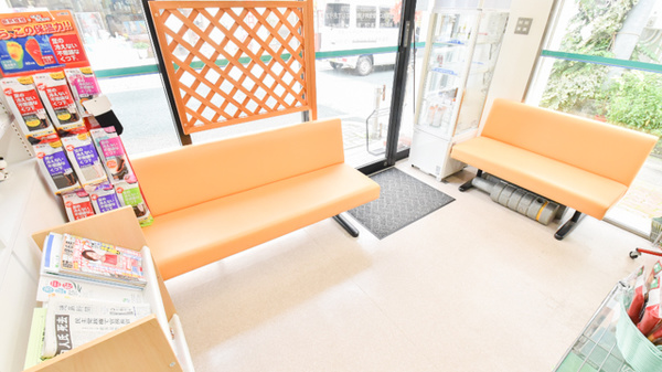 そうごう薬局　銀座通店の待合スペース