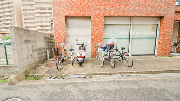 そうごう薬局　光善寺店の駐輪場