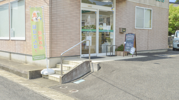 そうごう薬局　小佐々店の入口