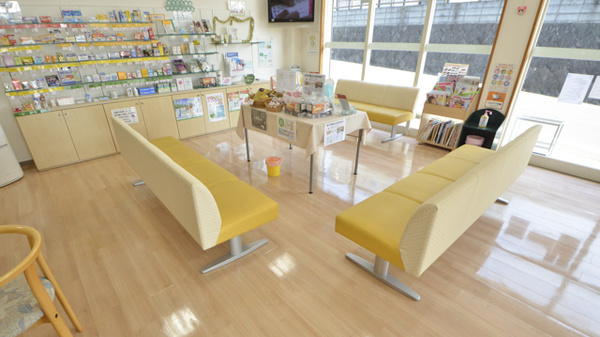 そうごう薬局　小長井店の待合スペース
