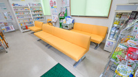 そうごう薬局　西条店の待合スペース