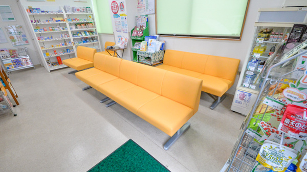 そうごう薬局　西条店の待合スペース