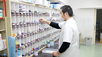 医学部前調剤薬局の作業風景