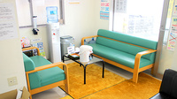 鈴川調剤薬局の待合スペース