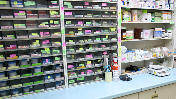 かごた調剤薬局の薬棚