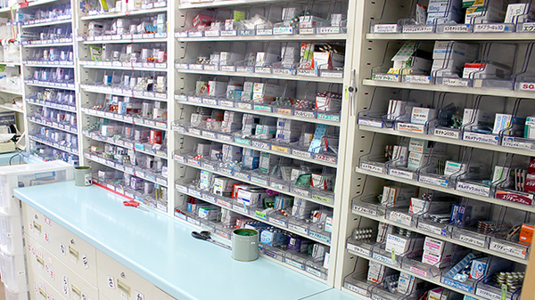 城西調剤薬局の薬棚
