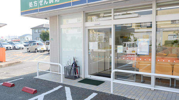 そうごう薬局　戸切店の入口