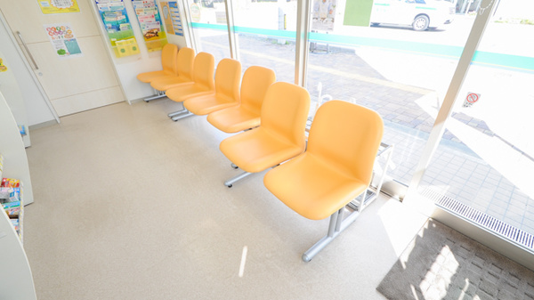 そうごう薬局　豊科店の待合スペース