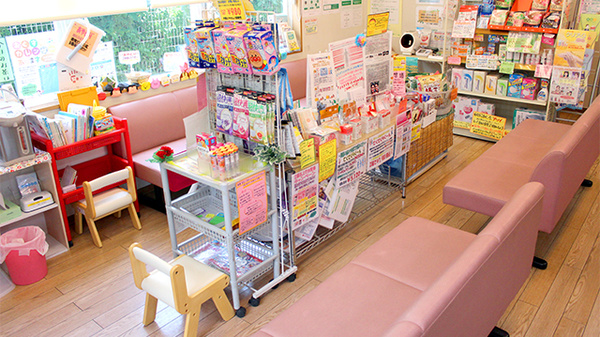 そうごう薬局　成田東店の待合スペース