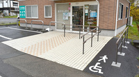 そうごう薬局　新治店の入口