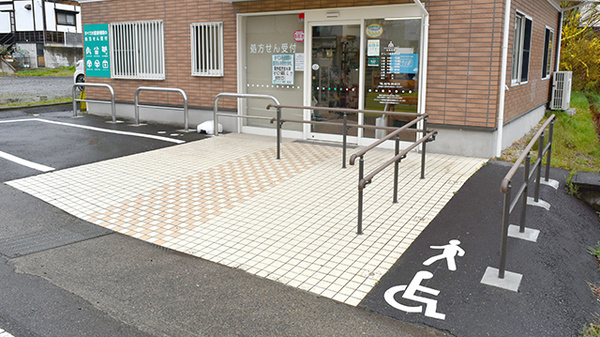 そうごう薬局　新治店の入口