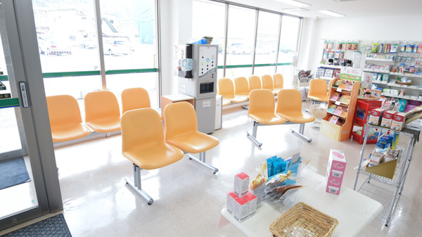 そうごう薬局　新見店の待合スペース