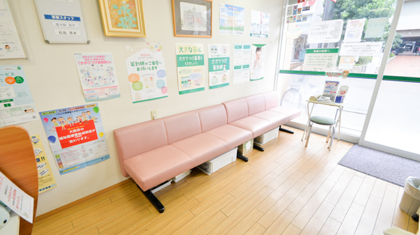 そうごう薬局　西三国店の待合スペース