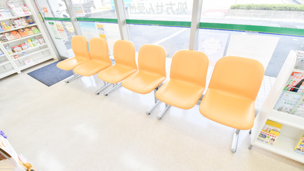 そうごう薬局　坂出店の待合スペース