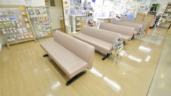 そうごう薬局　塩原店の待合スペース