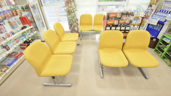 そうごう薬局　志和池店の待合スペース