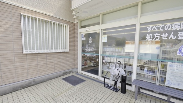 そうごう薬局　瀬高店の入口