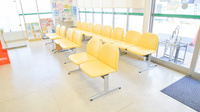 そうごう薬局　園部店の待合スペース