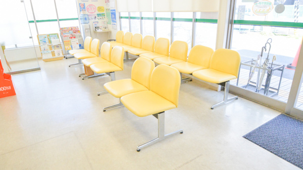 そうごう薬局　園部店の待合スペース