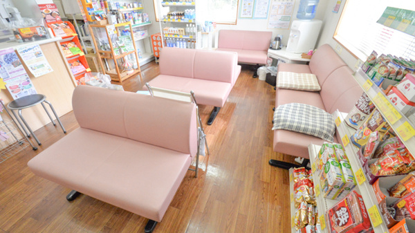 そうごう薬局　御陵下店の待合スペース