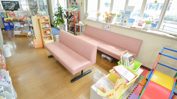 そうごう薬局　行橋店の待合スペース
